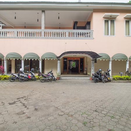 Отель Reddoorz Near Kebun Raya Богор Экстерьер фото